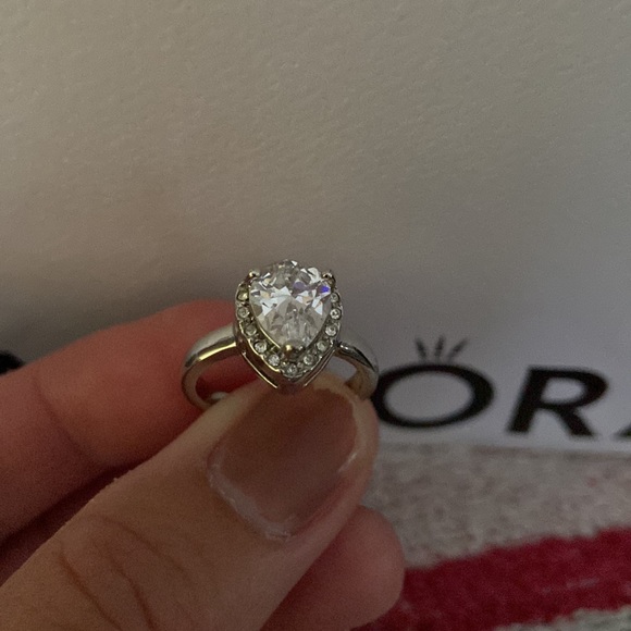 Beautiful silver like sparkly engagement ring - Picture 3 of 4